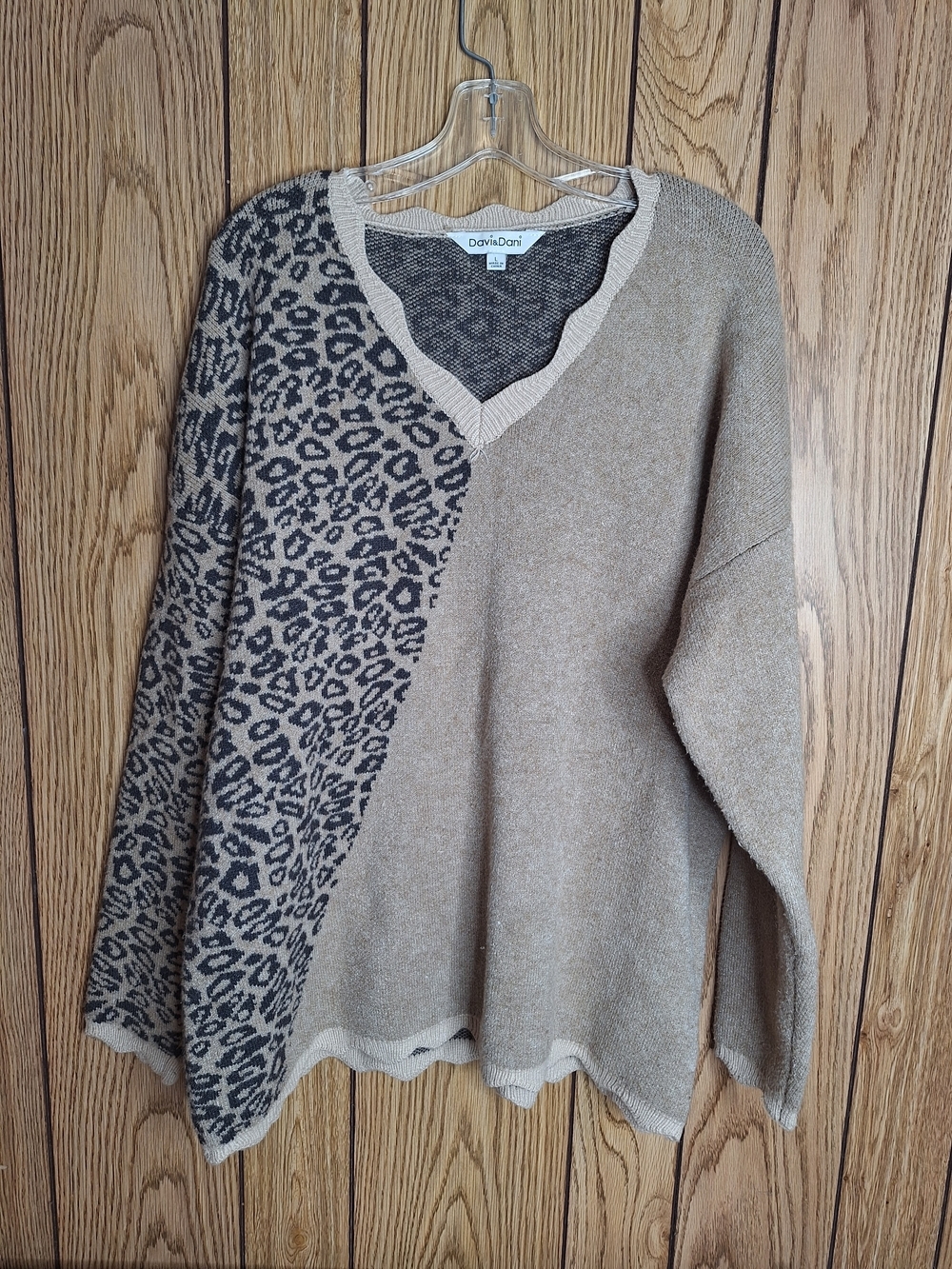 DAVI & DANI Women's Two-Tone Leopard V-Neck Sweater - Taupe Size Large